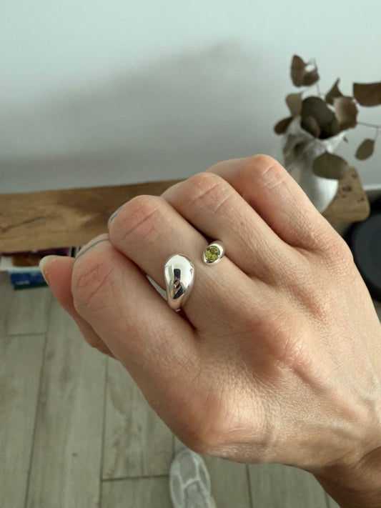 Abrazo Peridot Ring